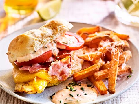Kipburger met frietjes van zoete aardappel