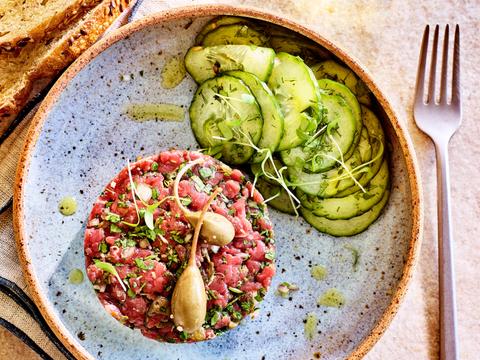 Steak tartaar met zoetzuur komkommerslaatje
