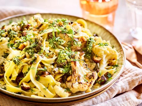 Citroenpasta met bloemkool, kappertjes en pesto