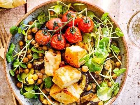 Salade van gepofte kikkererwten, ratatouillegroenten, halloumi en pitacroutons