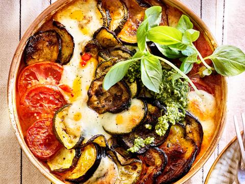 Zomerse ovenschotel met ¬venkelgehakt en gegrilde ¬ratatouillegroenten