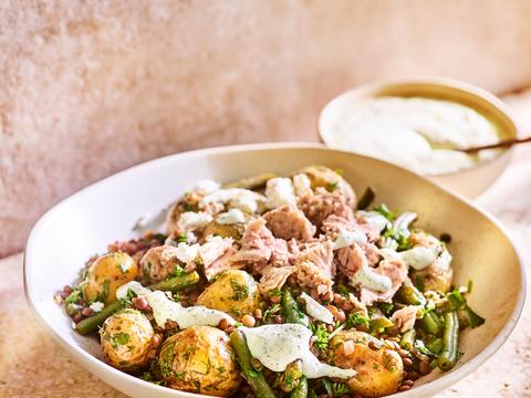 Aardappel-linzensalade met tonijn en fetadressing
