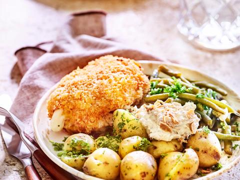 Peterseliepatatjes met boontjes en homemade cordon bleu