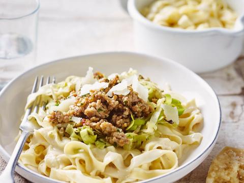 Tagliatelle met prei in bechamelsaus en gehakt