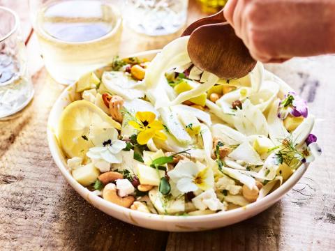 Venkel-appelsalade met ­cashewnoten, rozijnen, feta en eetbare bloempjes
