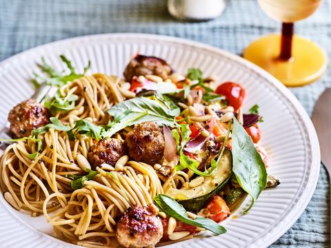Pastasalade met geroosterde groenten en krokante balletjes
