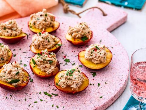 Gevulde gegrilde nectarines met huisgemaakte tonijnsalade