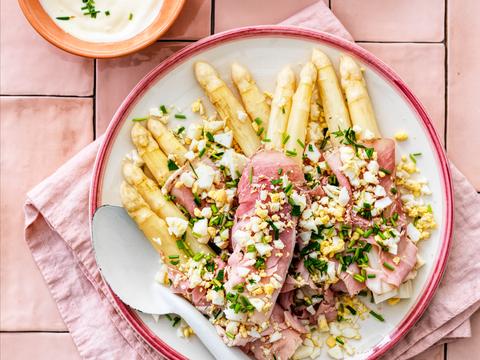 Aspergerolletjes met ham en eiermimosa