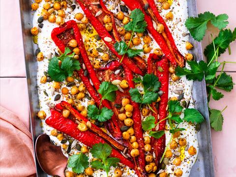 Gegrilde paprika’s met Griekse yoghurt en geroosterde kikkererwten
