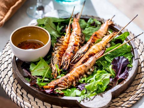 Spiesjes van tijgergarnalen met pittige gember-¬limoenmarinade