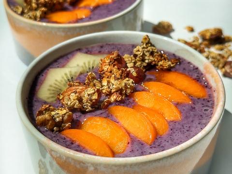 smoothiebowl met huisgemaakte granola en blauwe bessen