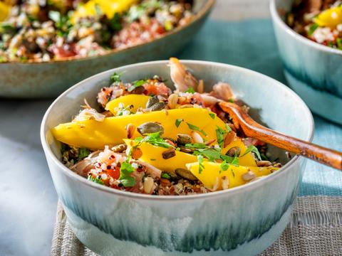 Quinoaslaatje met mango, makreel en geroosterde pitten