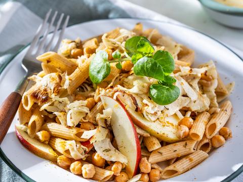 Volkorenpastasalade met krokante kikkererwten, gegrilde venkel en kerriedressing
