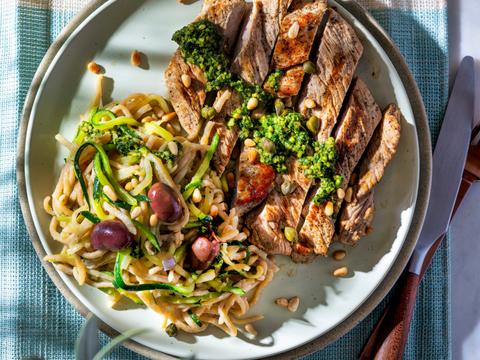 Groentespaghetti met gegrild kalfslapje en rucolapesto
