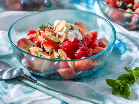 Salade van rode vruchten met amandelen en munt