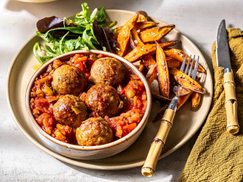 Balletjes in tomaten-¬groentesaus met zoeteaardappelfrietjes