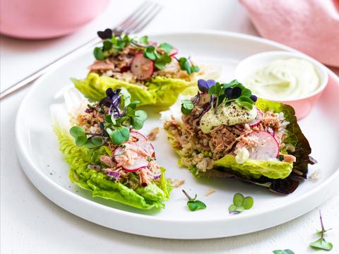 Sla-wraps met tonijn,ongepelde rijst en avocado-yoghurtsaus