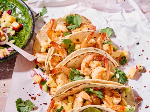 Taco met scampi’s en ananas-komkommersalsa