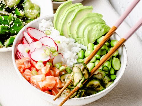 Pokébowl met gemarineerde komkommer en zalm