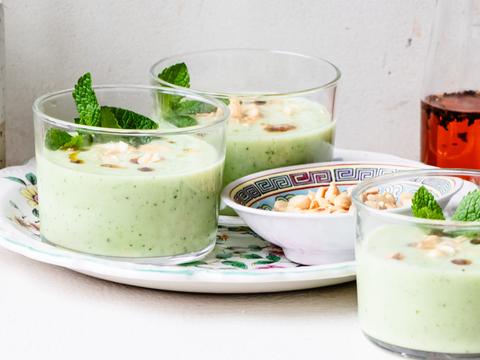 Romige komkommergazpacho met geroosterde pinda’s
