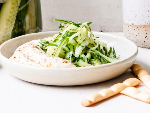 Hummus met gemarineerde komkommer en za’atar