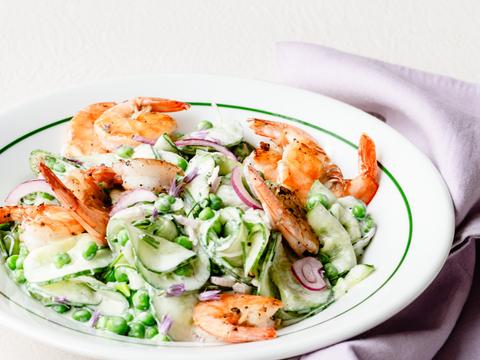 Romige komkommer met erwtjes en scampi’s