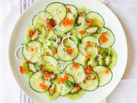 Komkommer-kiwicarpaccio met viseitjes