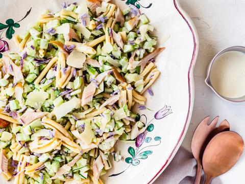 Pastasalade met komkommer en gerookte forel
