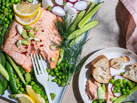 Koude zalmsalade met erwtjes, radijzen en komkommer