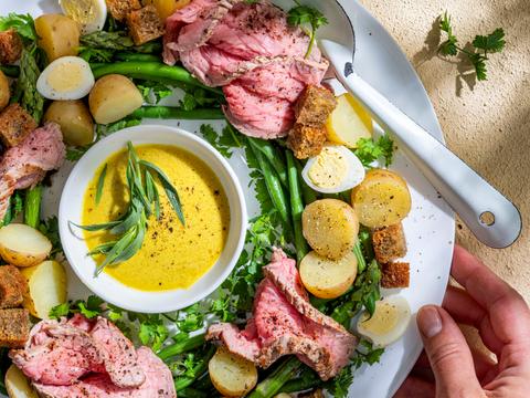 Rosbiefsalade met knoflookcroutons en mosterddressing