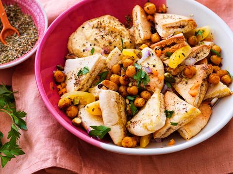 Loaded pita­driehoekjes met ­hummus en krokante kikkererwten