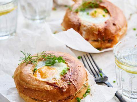 Gevulde bagel met ei en zalm