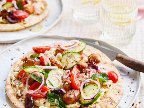 Flatbreadpizza met hummus en merguez