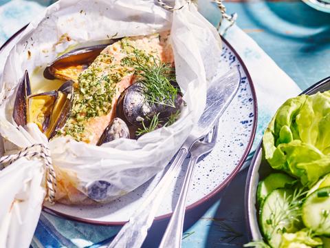 Papillotjes met zalm en mosselen met een groene salade 