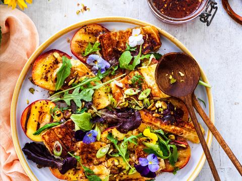 Gebakken nectarines met halloumi en hot honey