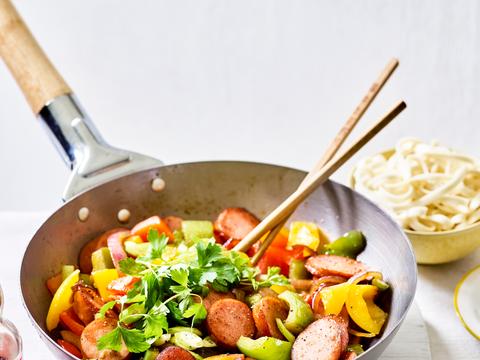 Gewokte paprika’s met plakjes rookworst