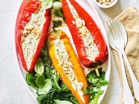Ovengebakken puntpaprika’s met driekazenvulling