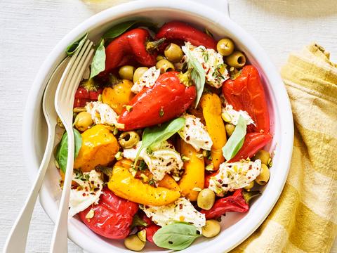 Salade van geroosterde snackpaprika’s en mozzarella