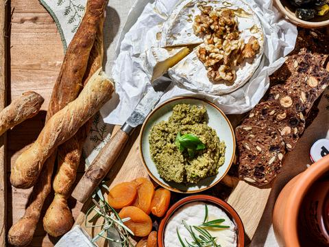 Franse kaasplank met snelle olijvenbroodjes