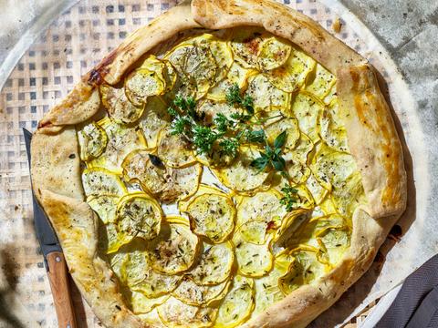 Tarte salée met geitenkaas en gele courgette 