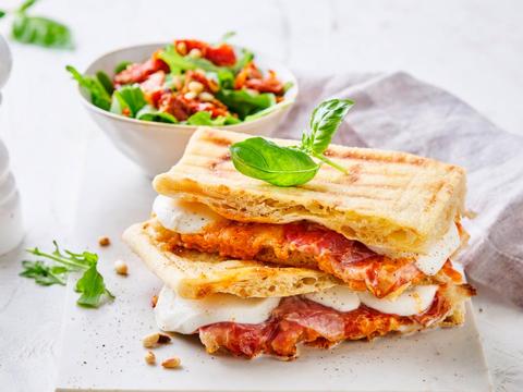 Croque met mozzarella, pesto van rode paprika en coppa