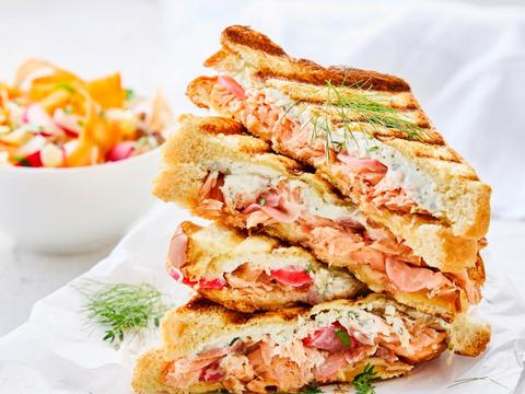 Croque met kruidenkaas, warmgerookte zalm en gepekelde radijs