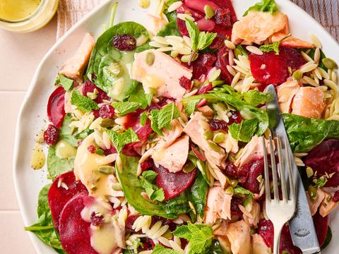 Pastasalade met bietjes, warmgerookte zalm en lemoncurddressing
