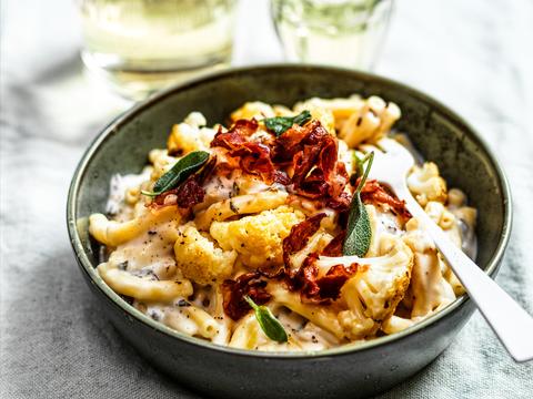 Macaroni met ovengeroosterde bloemkool en pancetta 