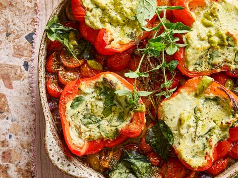Gevulde paprika’s met pesto en ricotta in kerstomatensaus