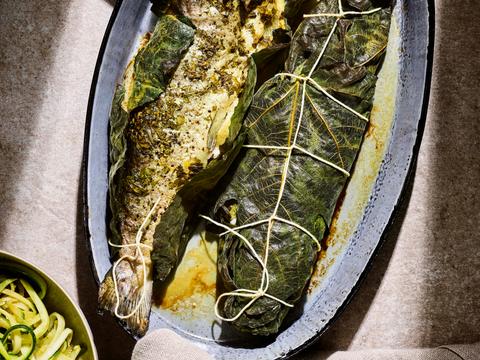 Forel in vijgenblad met kruiden en citroen en courgetti