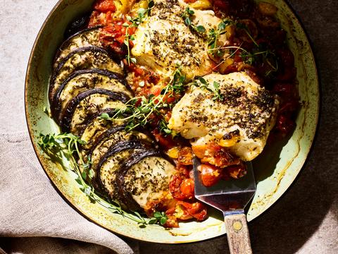 Kabeljauwhaasje met aubergine, tomatensalsa en za’atar