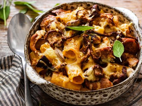rigatoni met bospaddenstoelenragout en varkensworst