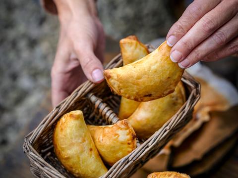 Hand pies met ‘nduja en linzen