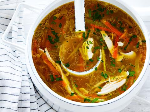 Klassieke kippensoep met verse kippenbouillon